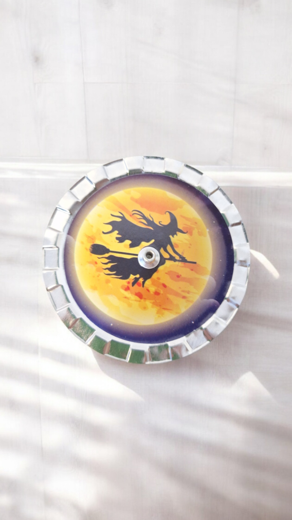 2025/02/1000308703.png Incensário metal Bruxa Feminina – Magia e Sabedoria Ancestral 🖤✨