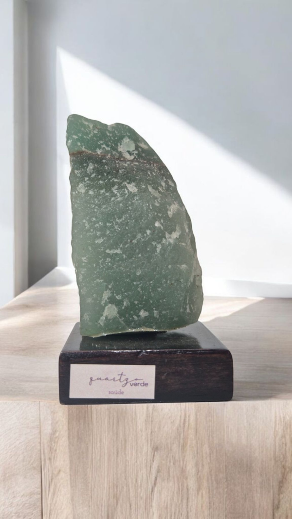 Quartzo Verde na Base de Madeira – Cura, Equilíbrio e Renovação ✨💚