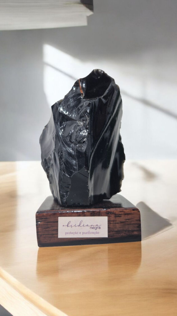 Obsidiana Negra na Base de Madeira – Proteção, Limpeza e Aterramento ✨⚫