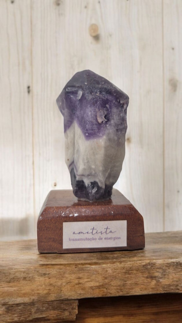 Ponta de Ametista na Base de Madeira –Transmutação de Energia, Proteção, Intuição e Harmonia ✨💜