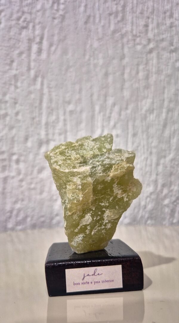 Jade na Base de Madeira – Pedra da Boa Sorte, Paz Interior,  Virtude, Equilíbrio ✨💚