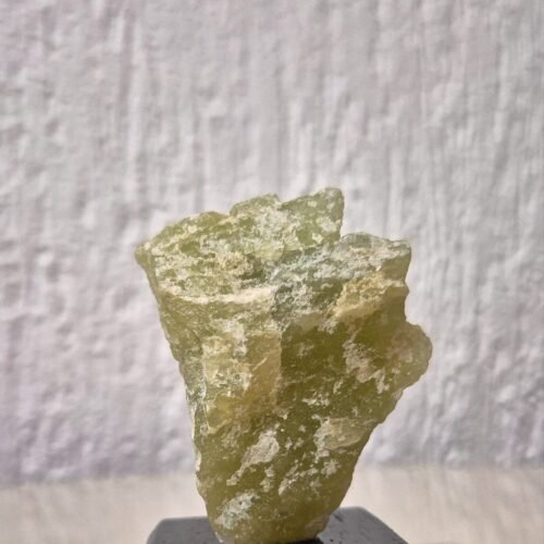 Jade na Base de Madeira – Pedra da Boa Sorte, Paz Interior,  Virtude, Equilíbrio ✨💚