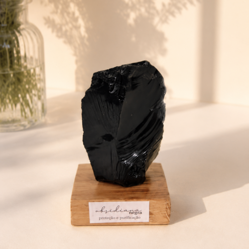 2025/03/1000430189.png Obsidiana Negra na Base de Madeira – Proteção, Limpeza e Aterramento ✨⚫