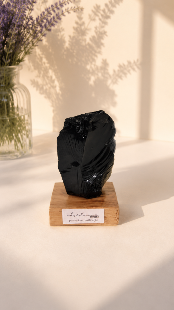 2025/03/1000430189.png Obsidiana Negra na Base de Madeira – Proteção, Limpeza e Aterramento ✨⚫