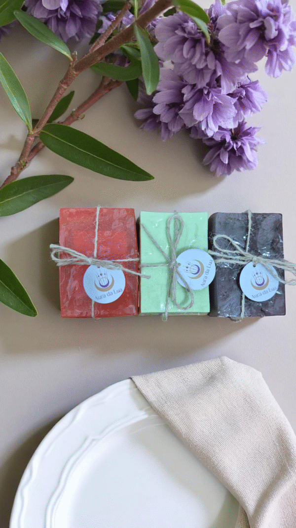Kit 3 Sabonetes Energéticos – Rosas com Mel, Capim-Limão & Lavanda (Autocuidado, Equilíbrio e Amor-próprio)
