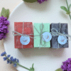 Kit 3 Sabonetes Energéticos – Rosas com Mel, Capim-Limão & Lavanda (Autocuidado, Equilíbrio e Amor-próprio)