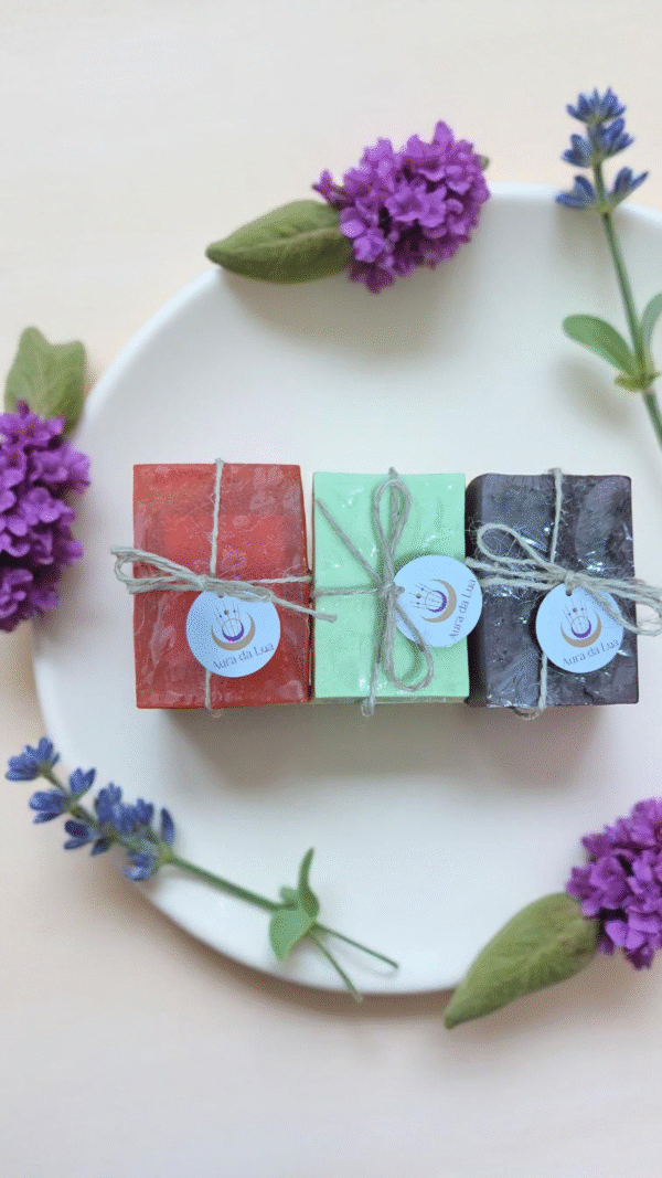 Kit 3 Sabonetes Energéticos – Rosas com Mel, Capim-Limão & Lavanda (Autocuidado, Equilíbrio e Amor-próprio)