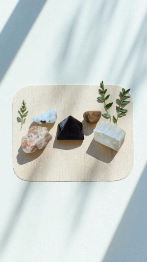 Kit Energético de Cristais de Poder Composto por: Pirâmide de Obsidiana + Selenita + Olho de Tigre + Pedra do Sol Natural + Pedra da Lua Natural