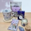 🧿 Kit Olho Místico – Proteção & Leveza | Banho de Lavanda e Camomila+ Vela Olho Grego + Caneca Olho Grego com Suporte de Madeira + Sabonete de Anil & Lavanda + Kit 7 Pedras da Sorte