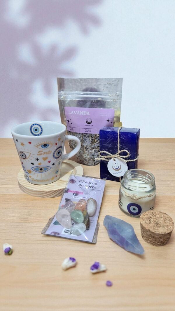 🧿 Kit Olho Místico – Proteção & Leveza | Banho de Lavanda e Camomila+ Vela Olho Grego + Caneca Olho Grego com Suporte de Madeira + Sabonete de Anil & Lavanda + Kit 7 Pedras da Sorte