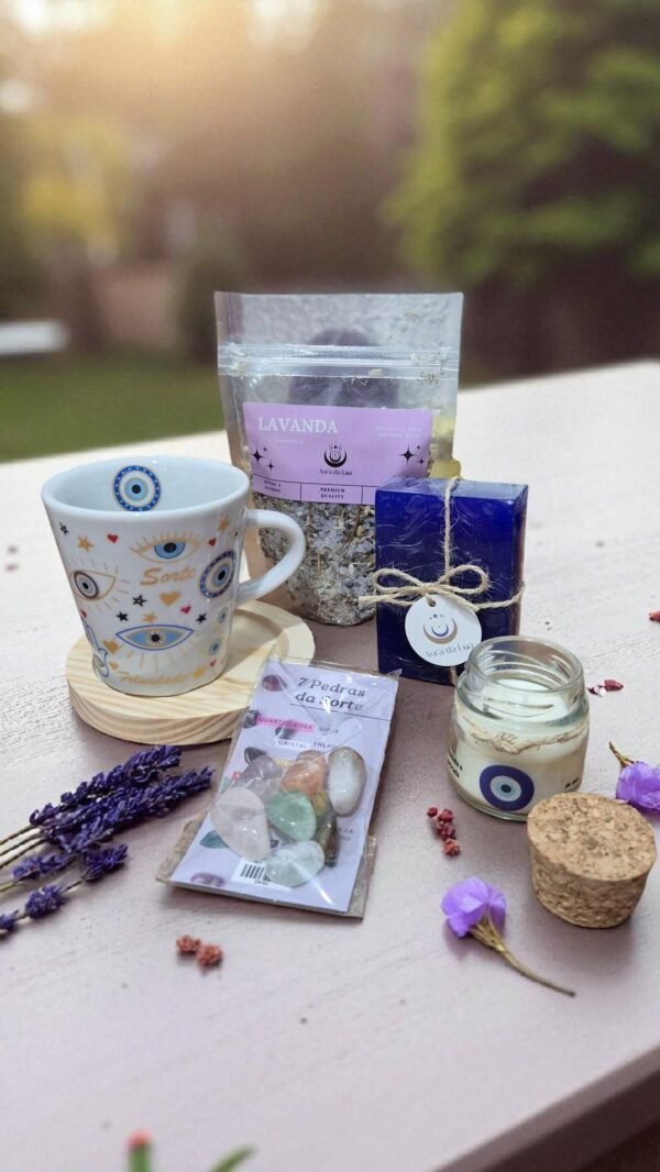 🧿 Kit Olho Místico – Proteção & Leveza | Banho de Lavanda e Camomila+ Vela Olho Grego + Caneca Olho Grego com Suporte de Madeira + Sabonete de Anil & Lavanda + Kit 7 Pedras da Sorte