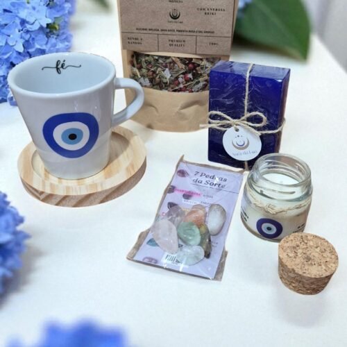 🧿 Kit Olho Místico – Proteção & Limpeza Energética | Banho da Proteção + Vela Olho Grego + Caneca Olho Grego com Suporte de Madeira + Sabonete de Anil & Lavanda + Kit 7 Pedras da Sorte
