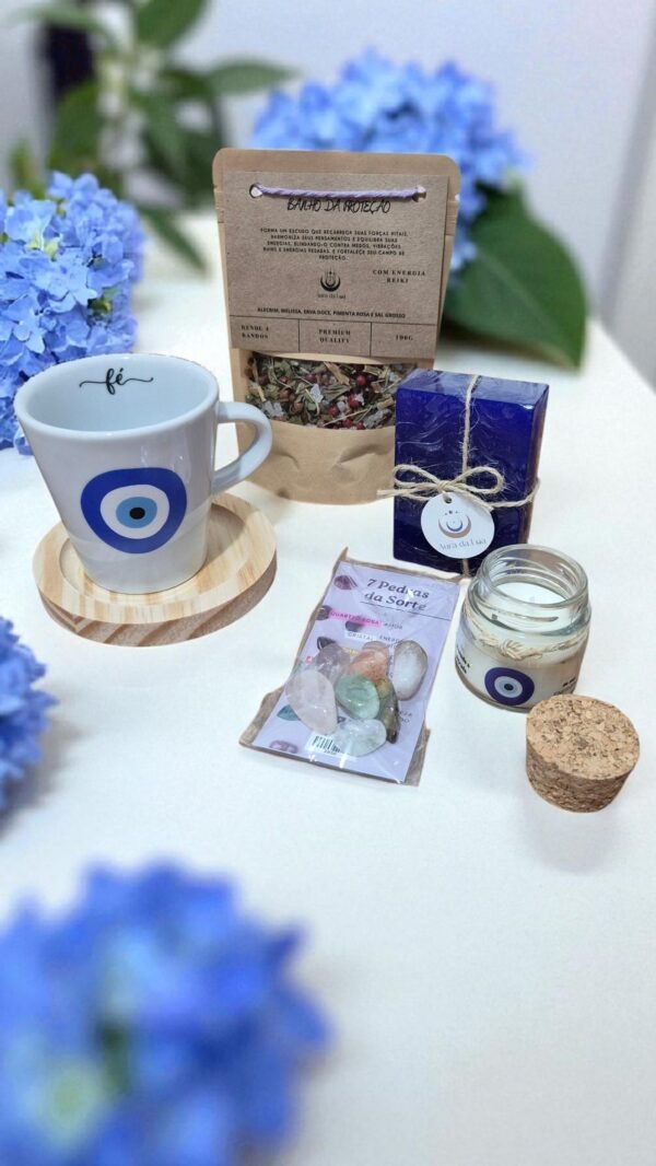 🧿 Kit Olho Místico – Proteção & Limpeza Energética | Banho da Proteção + Vela Olho Grego + Caneca Olho Grego com Suporte de Madeira + Sabonete de Anil & Lavanda + Kit 7 Pedras da Sorte