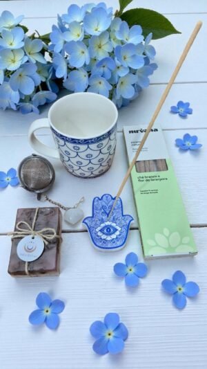 Kit Ritual Zem – Caneca de Porcelana 350ml + Infusor de Chá + Coração em Selenita + Sabonete de Lavanda + Incensário Mão de Fátima + Incenso Natural de Chá Branco e Flor de Laranjeira