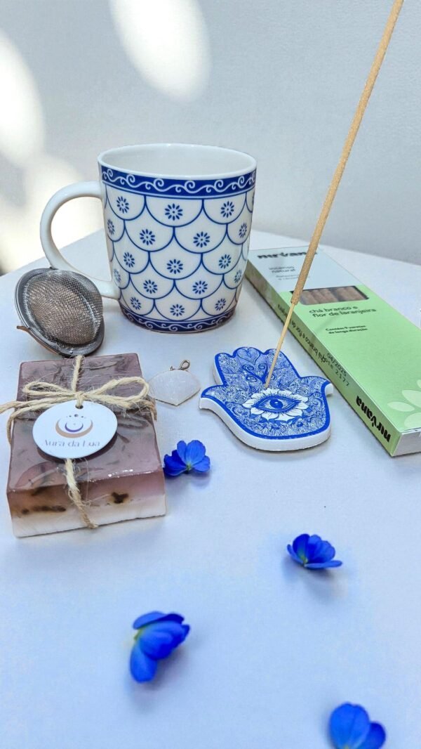 2025/10/1000245297.jpg Kit Ritual Zem – Caneca de Porcelana 350ml + Infusor de Chá + Coração em Selenita + Sabonete de Lavanda + Incensário Mão de Fátima + Incenso Natural de Chá Branco e Flor de Laranjeira