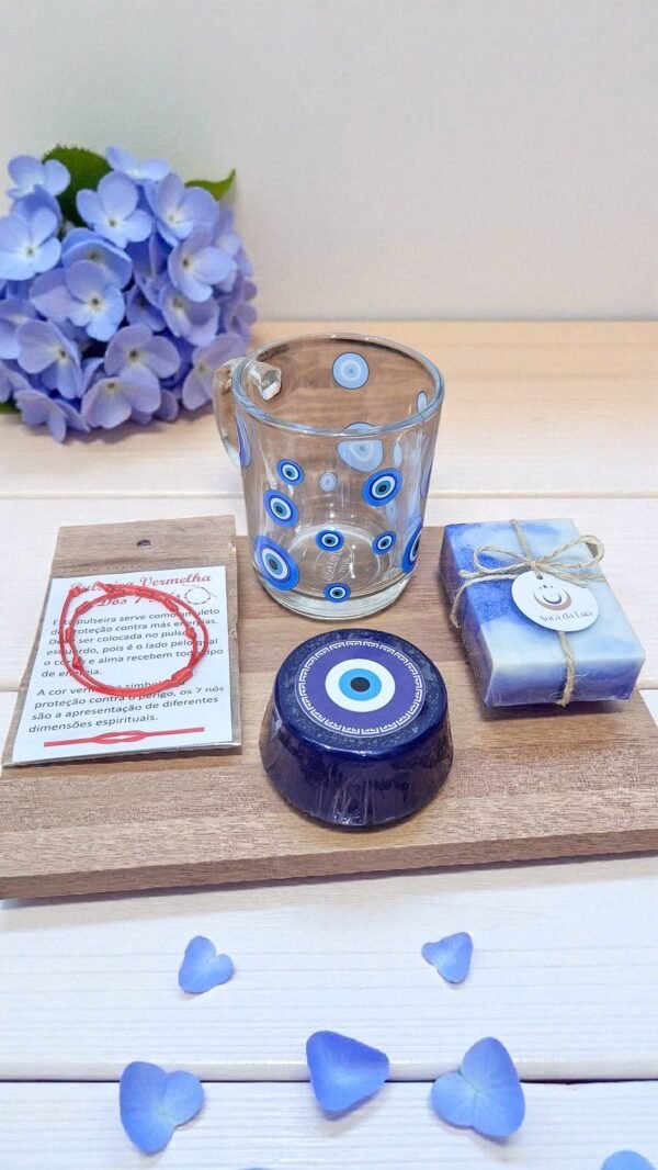 2025/10/1000249362.jpg Kit Proteção Olho Grego – Caneca de Vidro + Pulseira dos 7 Nós + Sabonete de olho Grego + Sabonete de Anil com Dolomita