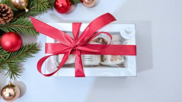 2025/11/1000261906.jpg Trio de Velas Natalinas – Chá Branco, Milk & Honey e Pistachio Cream (caixa premium)