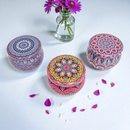 2025/11/1000264608.jpg Vela Lata de Mandala – Limão Siciliano & Flores Brancas (Escolha intuitiva – a mandala que lhe chamar é a sua!) 100g | Venda unitária