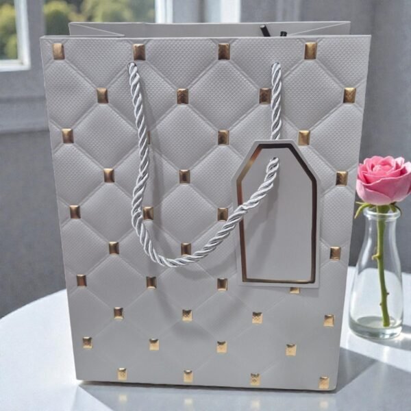 2026/01/1000298160.jpg Sacola Luxo Acartonada – Cinza com Detalhes Dourados
23 x 10 x 18 cm