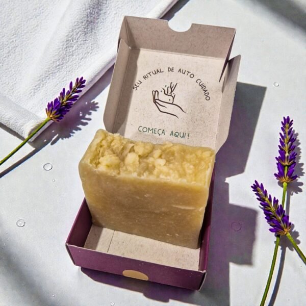 Sabonete Natural de Manteiga de Karité com Óleos Essenciais
Lavanda • Lavandin
Rosto e Corpo | com Reiki e Caixa