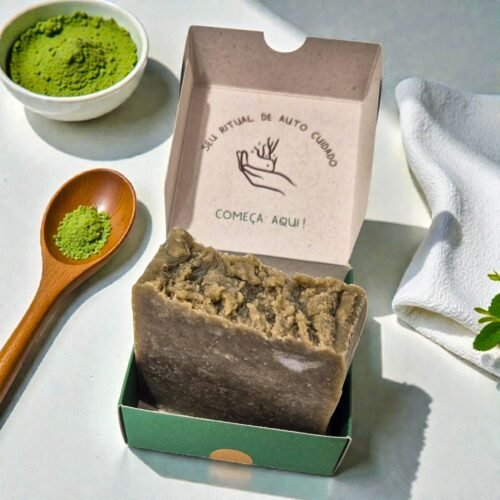 2026/01/1000307644.jpg Sabonete Natural de Argila Verde com Óleos EssenciaisHortelã-Pimenta • Melaleuca (Tea Tree)Rosto e Corpo | com Reiki e Caixa