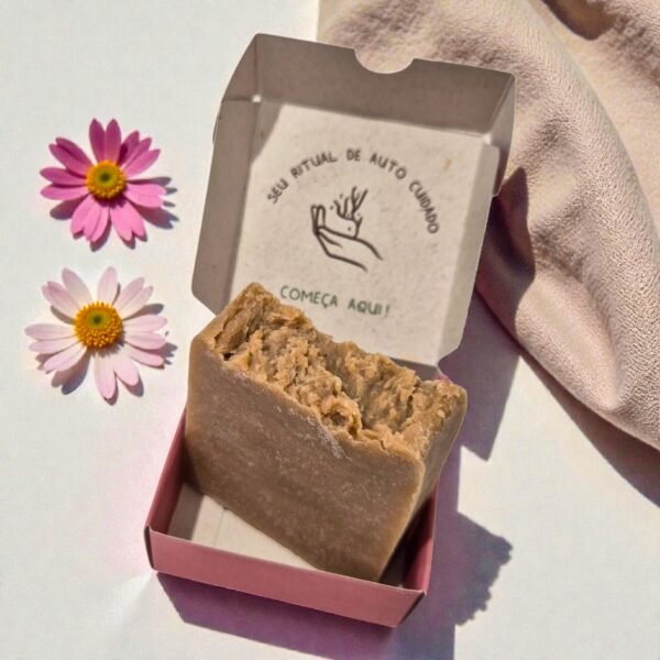 2026/01/1000307645.jpg Sabonete Natural de Argila Rosa com Óleos EssenciaisPalmarosa • Lavanda • Melaleuca (Tea Tree)Rosto e Corpo | com Reiki e Caixa