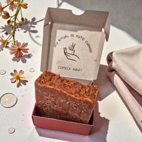 Sabonete Natural de Argila Vermelha com Óleos EssenciaisHortelã-Pimenta • Lavanda • AlecrimRosto, Corpo e Uso Capilar Pontual | com Reiki e Caixa
