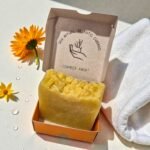 2026/01/1000307649.jpg Sabonete Natural de Manteiga de Cupuaçu com Óleos EssenciaisCapim Limão • AlecrimRosto e Corpo | com Reiki e Caixa