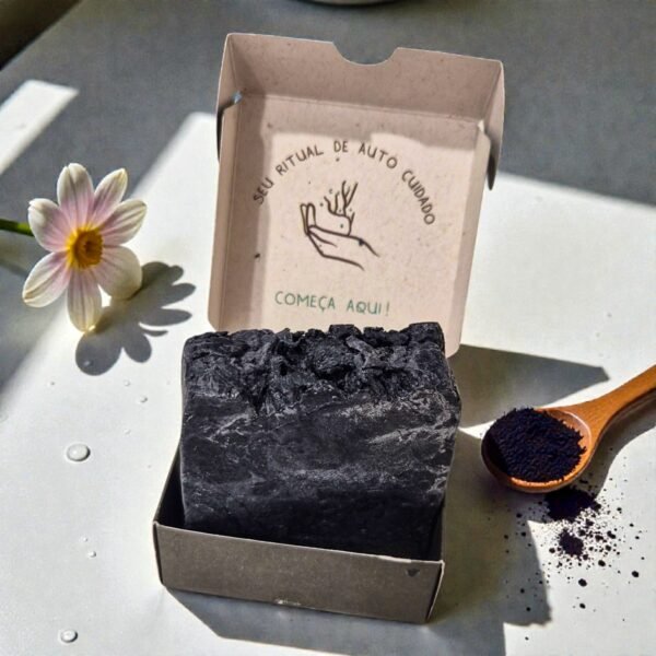 Sabonete Natural de Carvão Ativado, Ucuuba e Óleos Essenciais – Rosto e Corpo (com Reiki e Caixa)