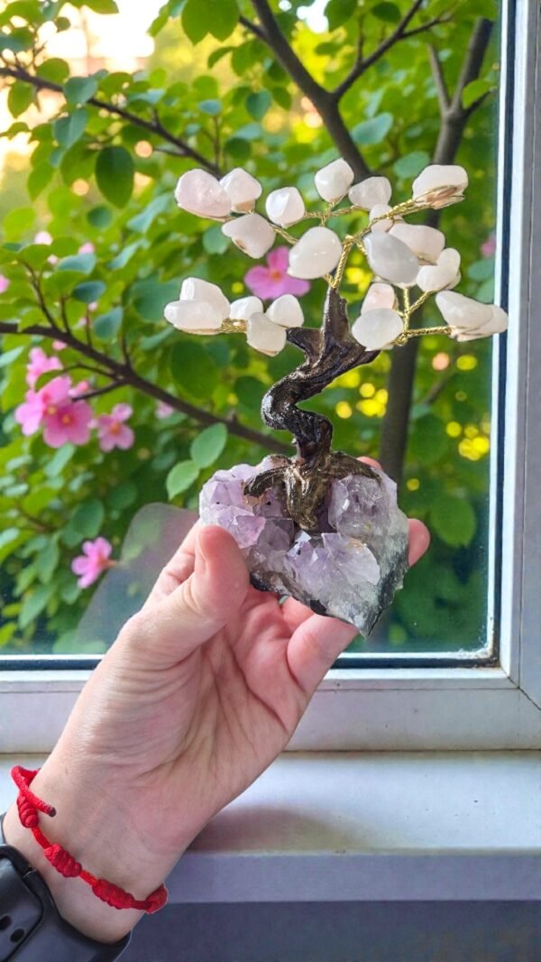 Bonsai Árvore de Quartzo Rosa Claro na Drusa de Ametista – Amor, Acolhimento e Cura Emocional