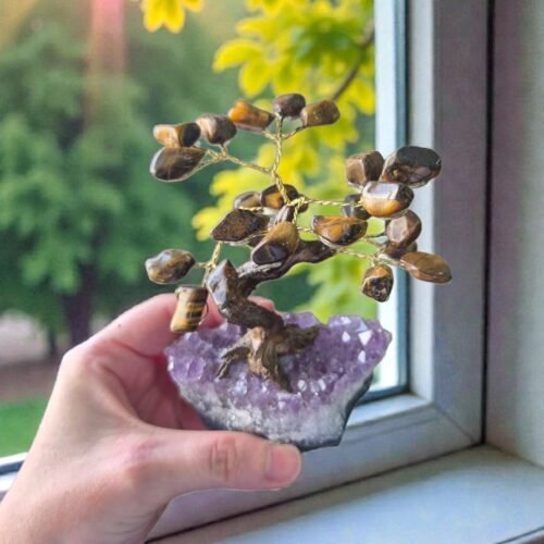 2026/01/1000315008.jpg Bonsai Árvore de Olho de Tigre com Base em Drusa – Força, Coragem e Proteção Energética