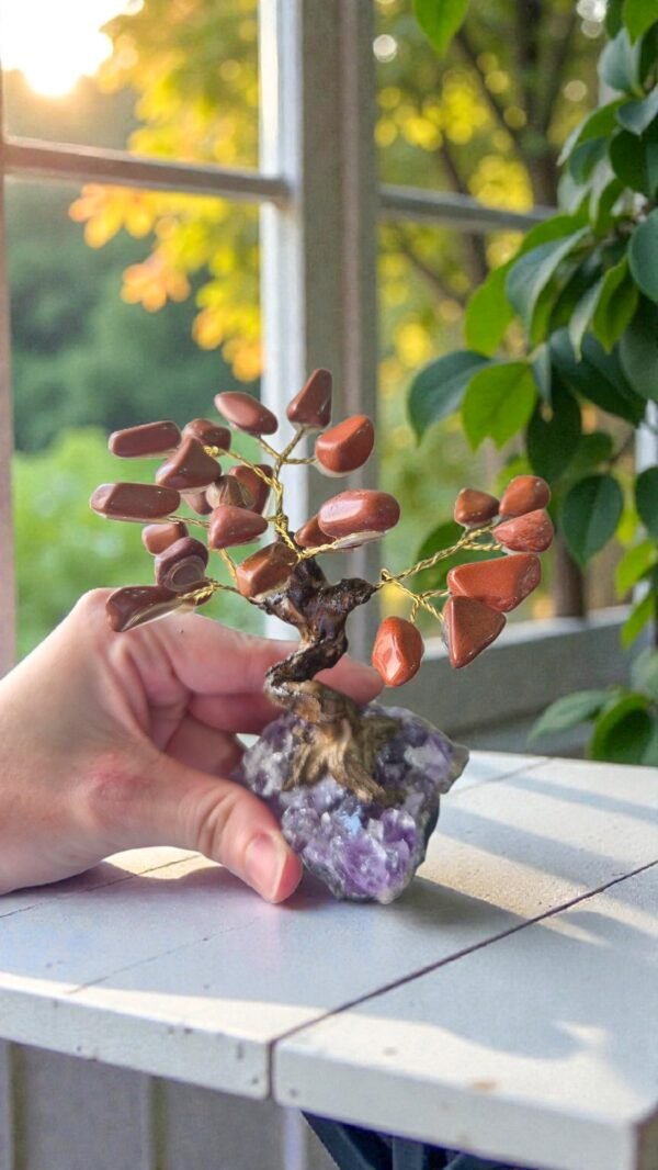 2026/01/1000315011.jpg Bonsai Árvore de Jaspe Vermelho na Drusa de Ametista – Vitalidade, Força e Enraizamento