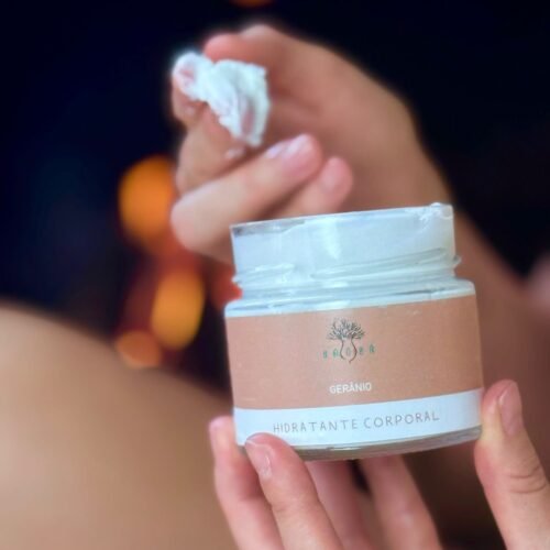 2026/02/1000327632.jpg Hidratante Corporal Gerânio – 180g| Hidratação nutritiva com toque floral marcante