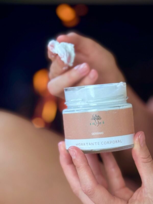 2026/02/1000327632.jpg Hidratante Corporal Gerânio – 180g| Hidratação nutritiva com toque floral marcante