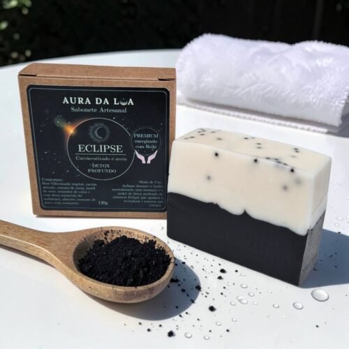 2026/03/1000340197.jpg Eclipse – Detox Profundo
Sabonete de Carvão Ativado com Aveia | Limpeza Purificante & Equilíbrio Cutâneo