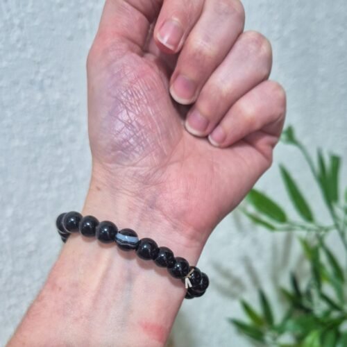 2026/06/1000298996.jpg Pulseira de Ágata Negra Rolada 8mm – Proteção, Equilíbrio e Força Interior (acompanha embalagem)