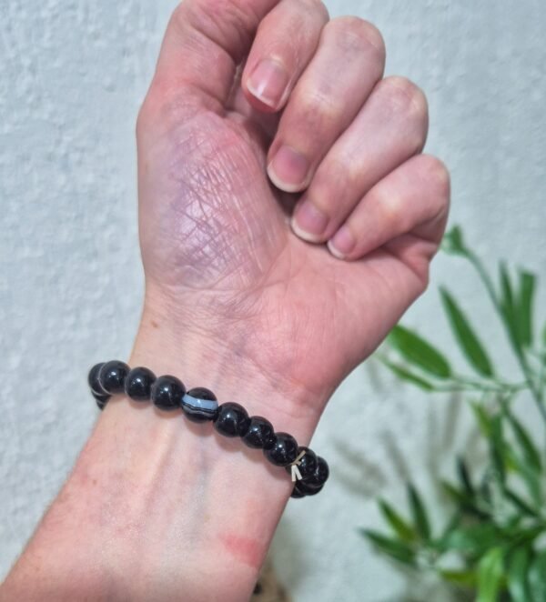 Pulseira de Ágata Negra Rolada 8mm – Proteção, Equilíbrio e Força Interior (acompanha embalagem)