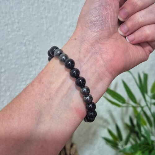 2026/06/1000298998-scaled.jpg Pulseira Rolada 6mm Mix Ágata Negra e Hematita – Proteção, Aterramento e Equilíbrio Energético(acompanha embalagem)