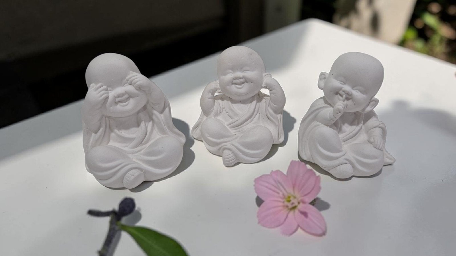 2026/06/1000358663.jpg Trio de Budas em Gesso | Sabedoria, Proteção e Serenidade — 7,5cm
