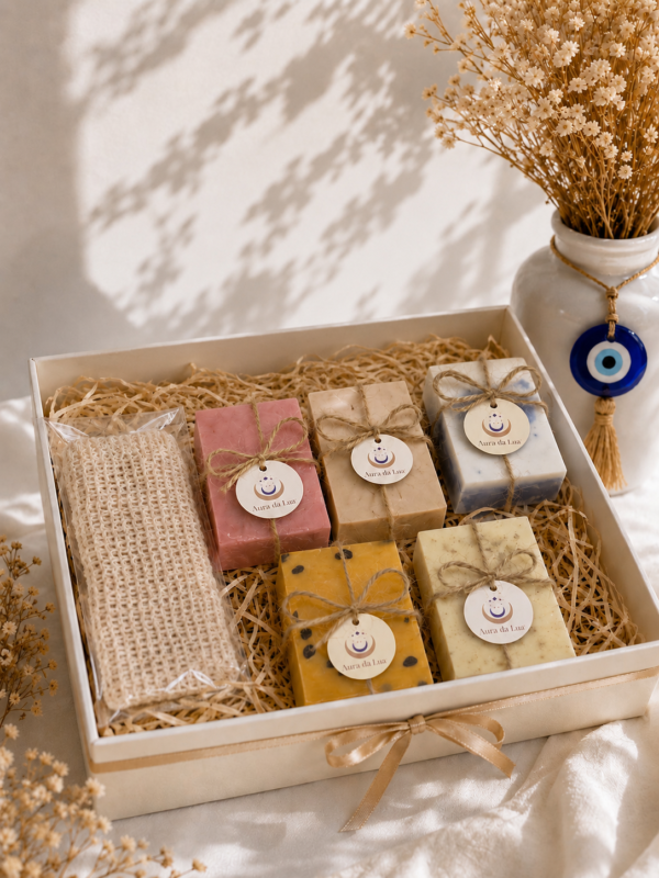 Kit Ritual Tchau Zica – 5 Sabonetes Energéticos: Argila Rosa, Vanilla, Anil e Dolomita, Maracujá e Calêndula com Dolomita + BUCHA VEGETAL GRATIS (não acompanha caixa)