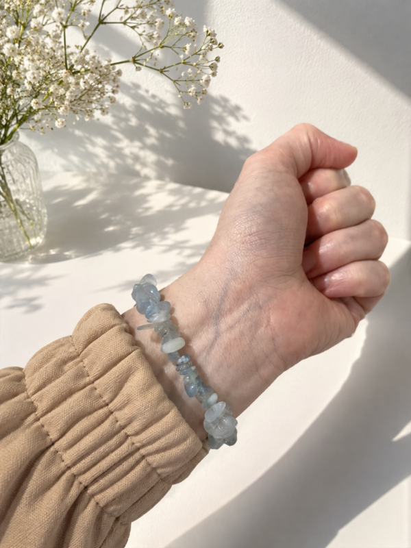 Pulseira de Água Marinha Cascalho – Calma, Comunicação e Equilíbrio Emocional(acompanha embalagem)