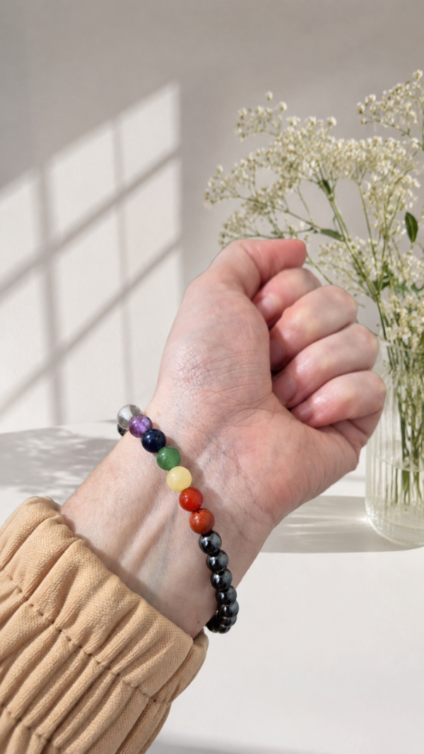 Pulseira de Hematita Rolada com 7 Chakras – Proteção, Aterramento e Alinhamento Energético 6 mm (acompanha embalagem)