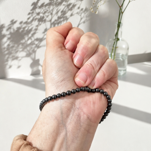 Pulseira de Hematita 3mm – Proteção, Aterramento e Força Interior (acompanha embalagem)