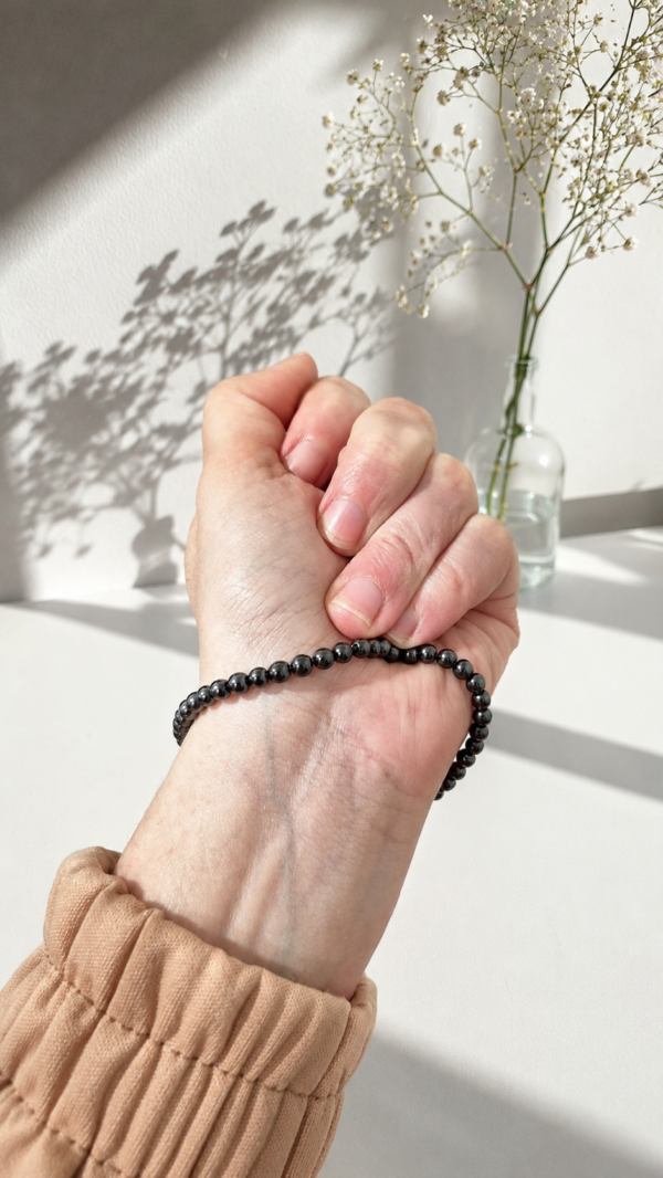 Pulseira de Hematita 3mm – Proteção, Aterramento e Força Interior (acompanha embalagem)
