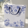Sacola Presenteável Pássaro Azul com Alça Premium – 23 x 23 x 9 cm